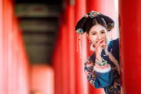 30岁跳水冠军何姿晒清宫照，长相身段不输女星，成辣妈被喊出道图片