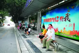 桂林市民“金点子”得到落实，“席地而坐”的候车乘客有了长凳图片