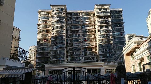 上海不一样的“城”，共有288栋楼，13000户家庭，常住60000多人