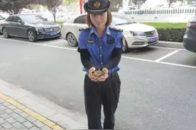 禹州城管——捡起小烟头传播城市大文明图片