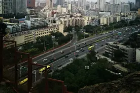 站在高高的山岗上眺望着她(图片)图片