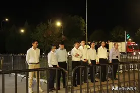 空姐光着腿蹲路边瑟瑟发抖，海航领导飞到北京寒夜穿衬衫罚站图片