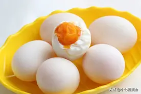 腌鸡蛋时，放盐之前多加一步，鸡蛋肥的流油还不破壳图片