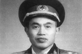 皮定均中将回乡探亲，第二天却不辞而别，乡亲错怪他“无情无义”图片