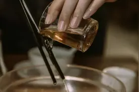 餐前烫碗筷，这种广东习俗究竟有没有必要？医生告诉你实情图片