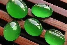 28万买的一块翡翠原石，第一刀就出玻璃种，大涨230万！图片