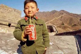 第一位在长城喝可乐的中国男孩，其照片火爆全球，后来过得怎么样图片