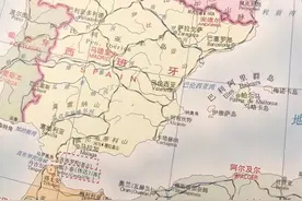 国际关系中大鱼吃小鱼，小鱼吃虾米，虾米吃沙的生动实例图片