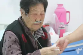 7旬老人“儿女双全”，谈到孩子时却眼含泪花：儿子和女儿差别大图片