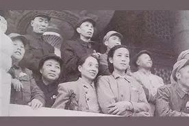 披露：开国大典中天安门城楼上的女便衣们图片