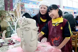 美术老师带着学生玩泥巴，让农村孩子实现艺术梦想图片