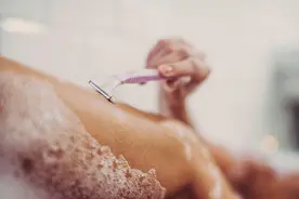 你会嫌弃女朋友的体毛吗？国外男子嫌弃女友的腿毛，网友气愤反击图片
