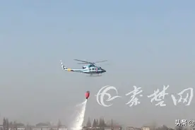上午，武当山城区上空一架直升机吊着一个桶，怎么回事？图片