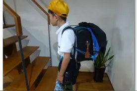 家长要不要帮孩子背书包？专家：没有背“残”的，只有爱“残”的图片
