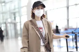 吴昕已经把秋装安排上了，咖啡色小西装下搭白色休闲裤，好看图片