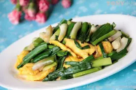 美食推荐：大蒜叶炒蛋、白菜粉丝汤、洋葱炒鸭片、可乐豆腐图片