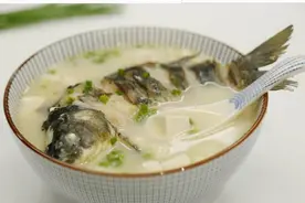 ​做鲫鱼汤，用开水还是凉水？做好3点，鱼汤更鲜更浓白，无腥味图片