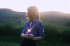 不要把余生的幸福，寄托于，一个背叛过自己的人图片