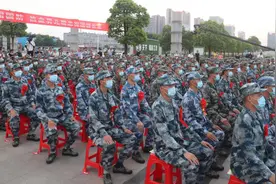 逐梦军营，不负韶华——江苏省淮安市举行新兵欢送仪式暨全民国防教育文艺晚会图片