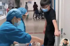 主持人李彬疑似病情加重，医护人员围绕病床照料，勉强挤笑心态好图片