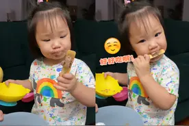 王祖蓝晒女儿吃冰淇淋，2岁天韵大方分享超懂事，小肚腩太抢镜图片