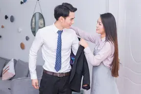 高情商的女人，在发现男人不爱自己后，会如何面对图片