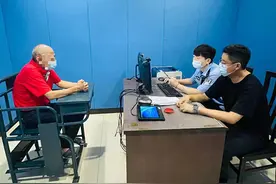 老伯买菜路上电瓶车被偷，没想到做菜的时候民警打来了电话……图片