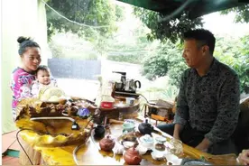 河南放牛娃身价过亿，携带妻儿隐居深山，看把日子过成了啥样子图片
