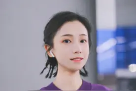 明玉走机场图片，上衣袖子快到膝盖了，还穿了一双儿童凉鞋图片