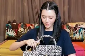 奚梦瑶秀一堆中古包！大牌复古又时髦，却被“鲜亮”发际线抢了镜图片