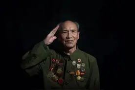 “我还是活着回来的，我是幸运的…”讲完这句话，91岁的老人热泪盈眶图片