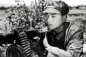 “孤胆英雄”岩龙在敌人巢穴里毙敌56人，他有哪些过人之处？图片
