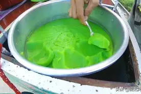 印尼街头特色饮品“烧仙草”，搭配各种各样的食材，好吃！图片