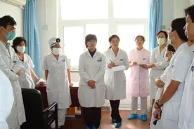 医生越老越吃香？年纪大并不代表优秀，活到老学到老才是真理图片