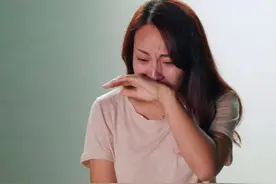 坐月子不能哭，老一辈的话自然有道理，看看她们的经历你就明白了图片