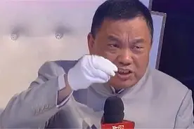 美女卖三套拆迁房换一木雕，被婆婆大骂拿去鉴宝，专家：你先站稳图片