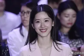 富商老婆章泽天高调亮相，穿裸粉色连衣裙C位看秀，气质太出众图片