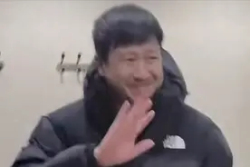 张国强现身小饭馆吃饭，被粉丝认出后主动问好，亲和力十足图片