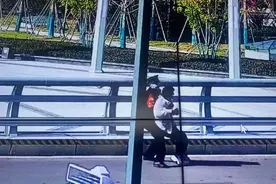 女子乘高铁见男友，途中感情受挫欲轻生，危急时刻被民警一把抱下图片