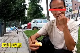 成都：43岁厨师流浪街头，宁可捡剩饭吃，也要拒绝好心人请饭吃图片