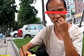 成都：43岁厨师流浪街头，宁可捡剩饭吃，也要拒绝好心人请饭吃图片