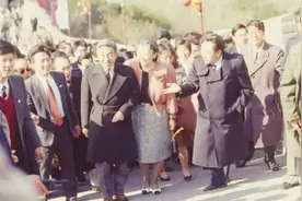 天皇首次访华，日方要求：把大闸蟹撤掉，担心天皇吃它形象会不雅图片