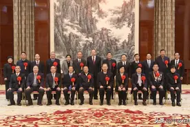 书记省长站后排，这张合影不一样图片