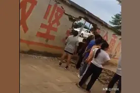 云南一驾校女学员开教练车破墙而出！现场人员：油门刹车没分清图片