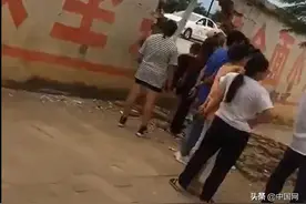 云南一驾校女学员开教练车破墙而出！现场人员：油门刹车没分清图片