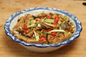 红烧鱼块直接下锅就错了，教您家常做法，不油炸无腥味，鲜嫩入味图片