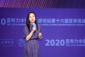 曾隐姓埋名十年，她靠养猪挣来300亿身家，与父亲包揽男女首富图片