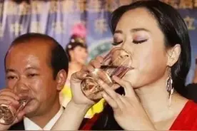 高手在民间，她过目不忘，能喝一斤白酒，无师自通的生意高手图片