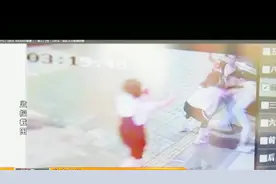 城管父亲遇袭，12岁女儿伸手挡刀救父视频封面