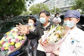 “好兄弟，我们全都平安回来了！”解除隔离后他们紧紧相拥图片